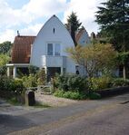 Het dubbele woonhuis schuin van voren.
              <br/>
              Richard Keijzer, 2014-09-03